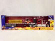 Load image into Gallery viewer, New Ray Toys International Lonestar Flatbed Trailer,with Hay Bales and Forklift,1:32 Diecas - AT TEN Distribution
